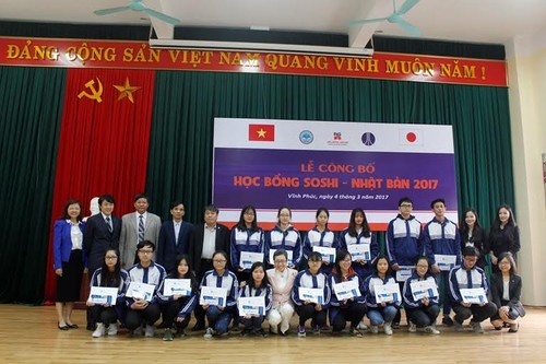  Hanoi’s students receive Soshi scholarships - ảnh 1